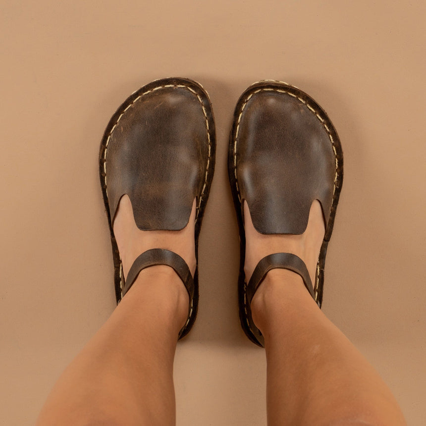 Barfußsandalen mit geschlossener Zehenpartie in Kaffeebraun