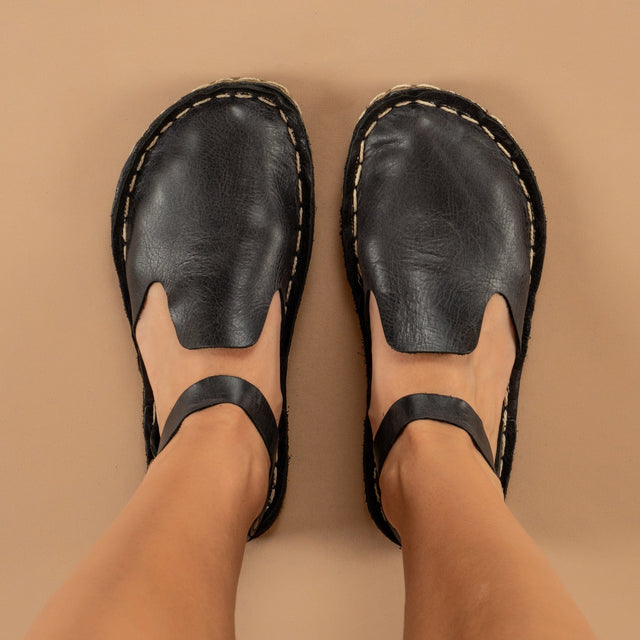 Schwarze Barfußsandalen mit geschlossener Zehenpartie