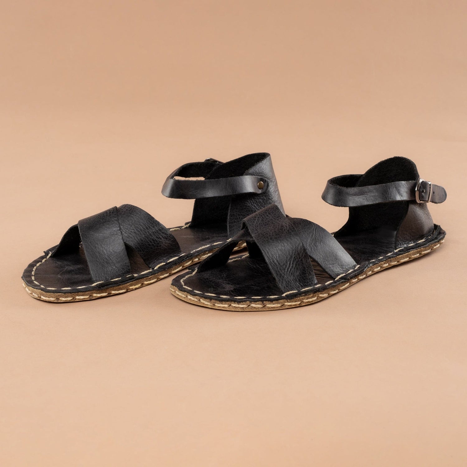 Schwarze, überkreuzte Barfußsandalen