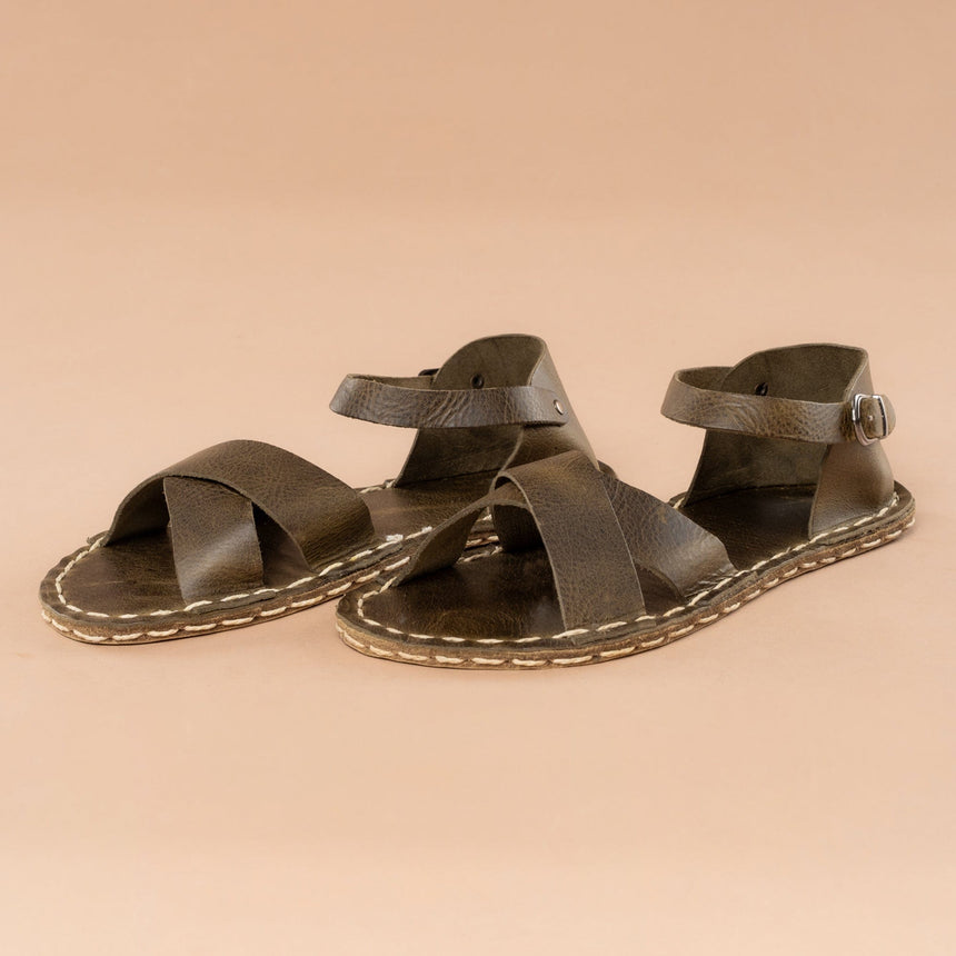 Grüne Criss-Cross-Barfußsandalen