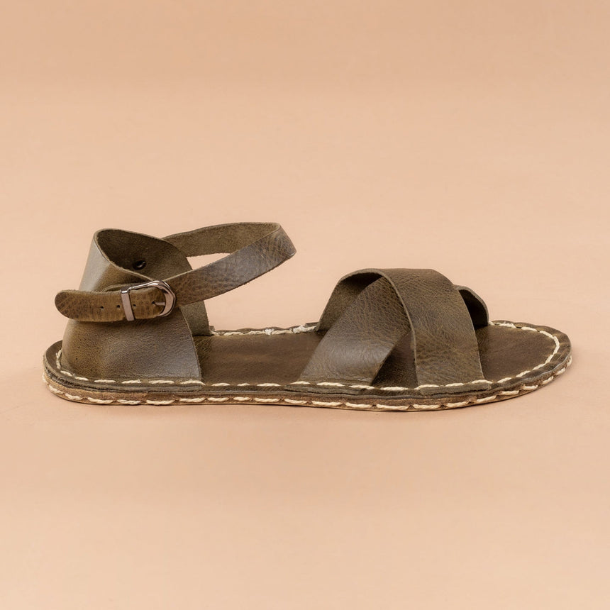 Grüne Criss-Cross-Barfußsandalen