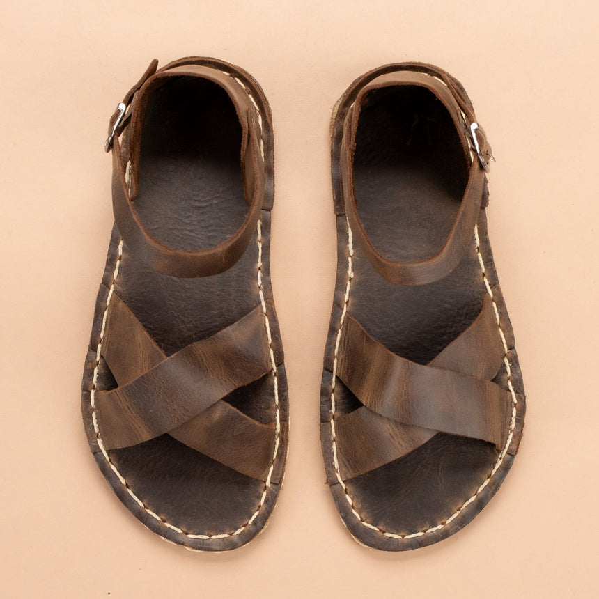 Kaffeefarbene Criss-Cross-Barfußsandalen