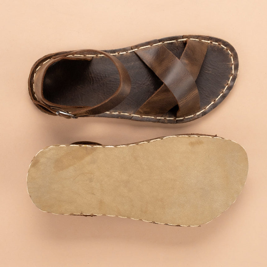 Kaffeefarbene Criss-Cross-Barfußsandalen