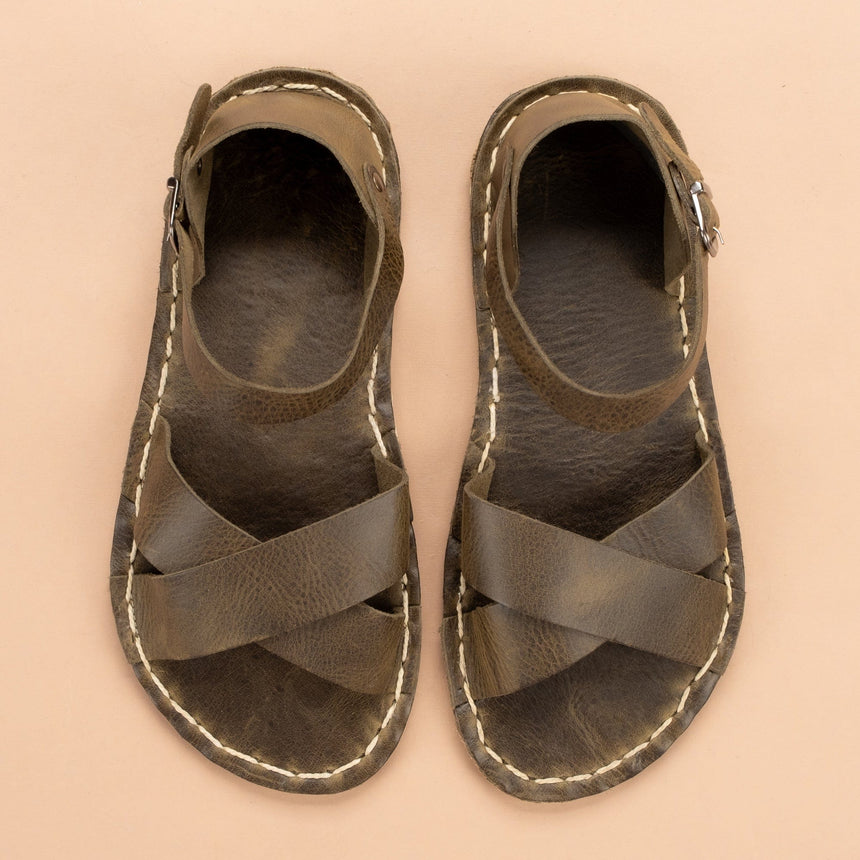 Grüne Criss-Cross-Barfußsandalen