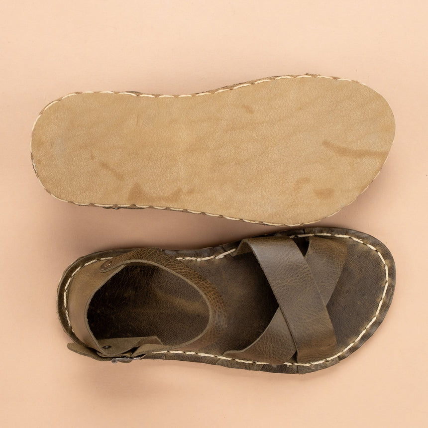 Grüne Criss-Cross-Barfußsandalen