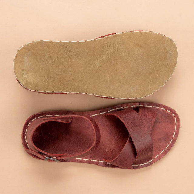 Rote, überkreuzte Barfußsandalen