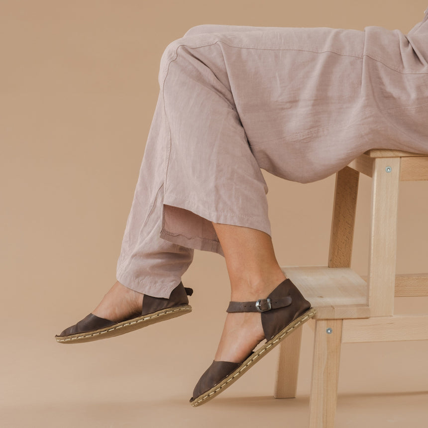 Kaffeefarbene Barfußsandalen