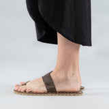 Kaffeefarbene Barfuß-Zehensandalen für Damen
