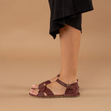 Rote, überkreuzte Barfußsandalen