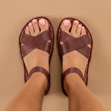 Rote, überkreuzte Barfußsandalen