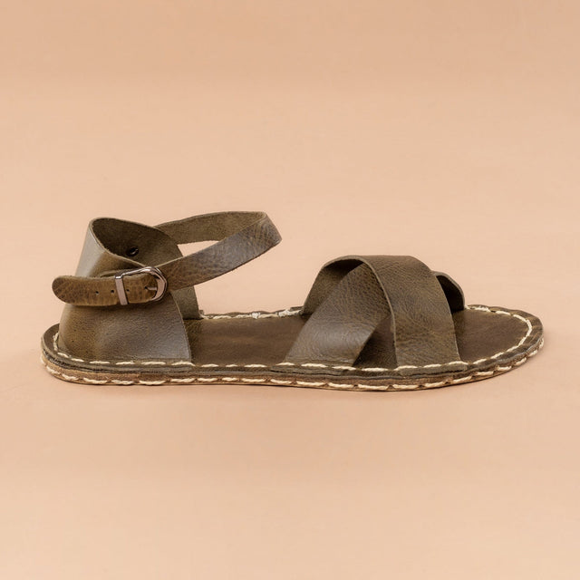 Grüne Criss-Cross-Barfußsandalen