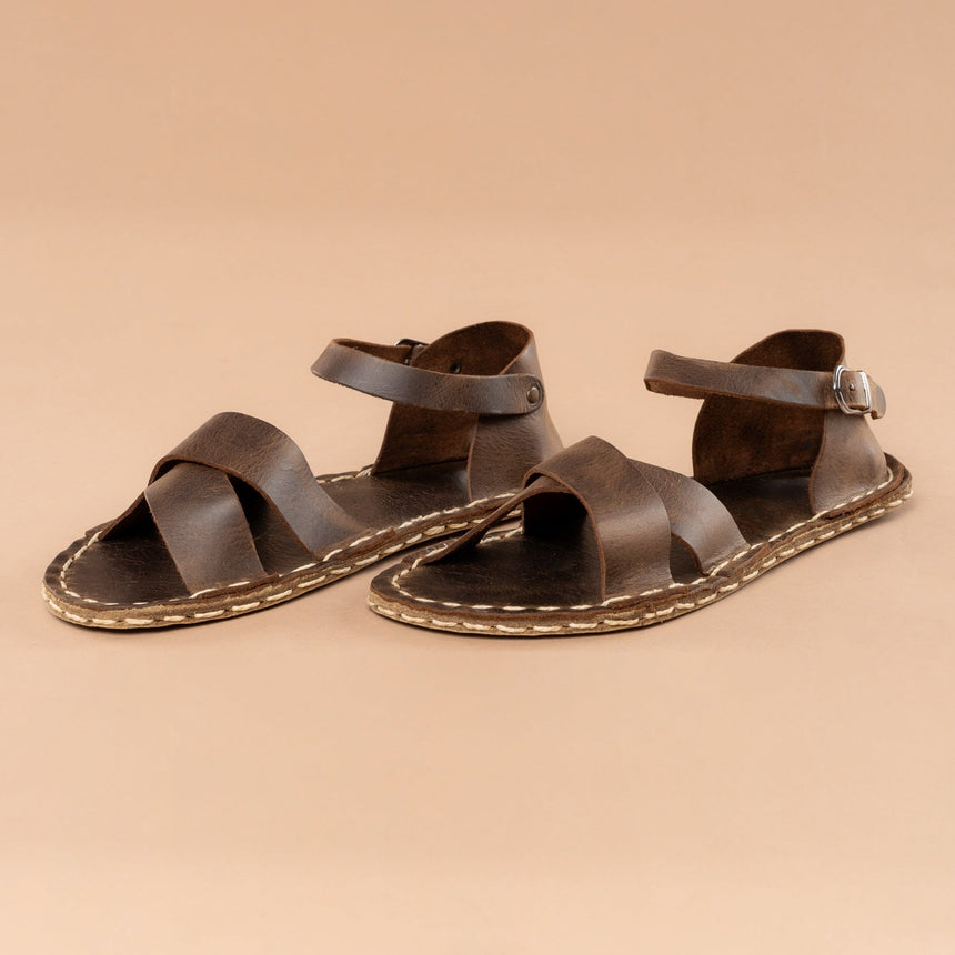 Kaffeefarbene Criss-Cross-Barfußsandalen