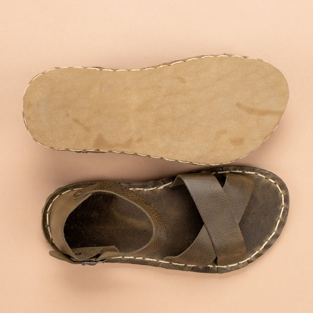 Grüne Criss-Cross-Barfußsandalen