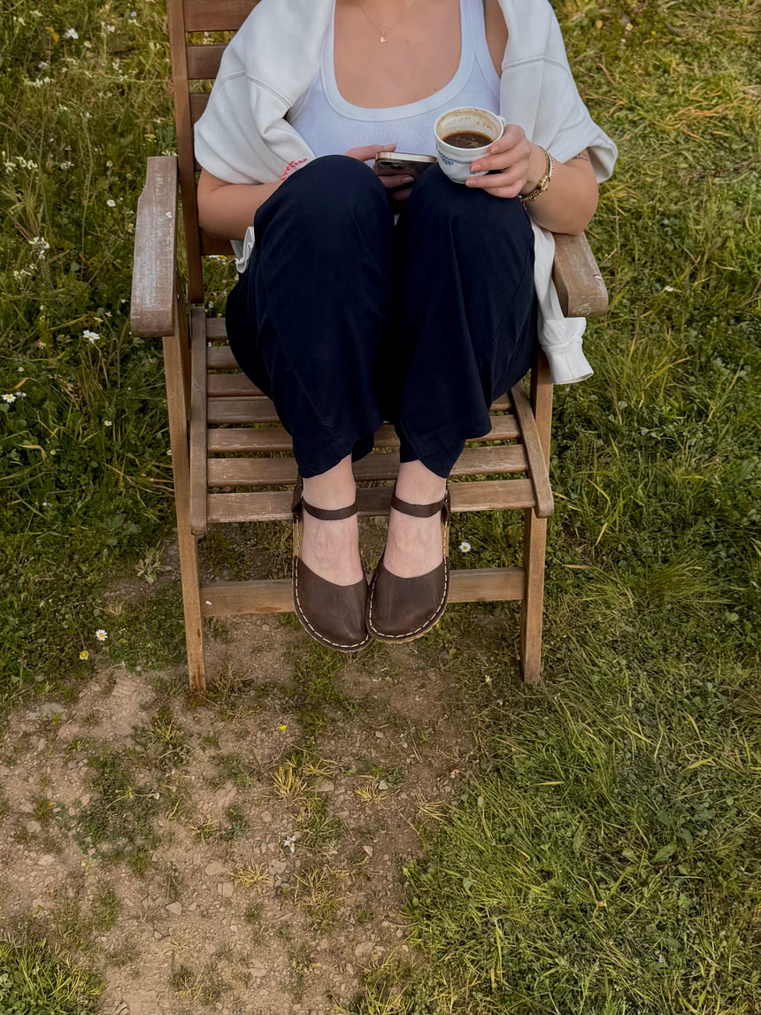 Kaffeefarbene Barfußsandalen