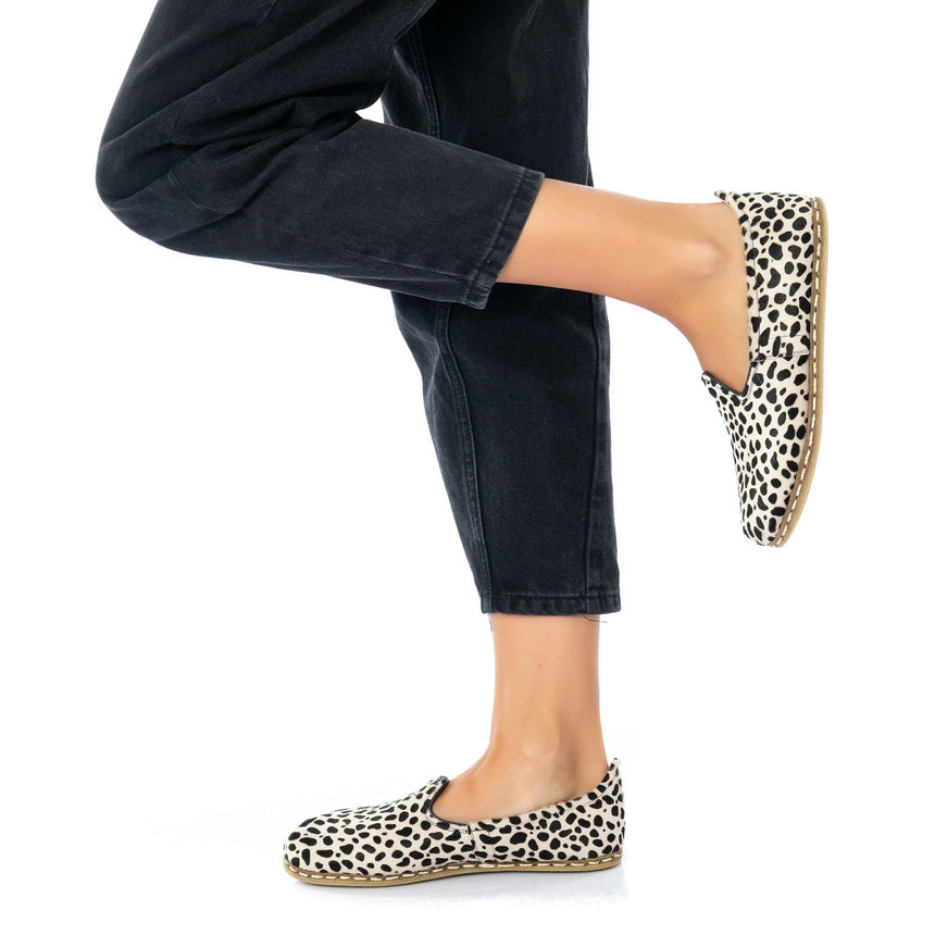 Herren-Schuhe zum Hineinschlüpfen mit schwarzen Punkten